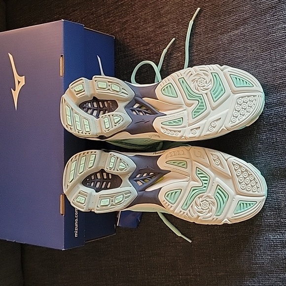 Men's Mizuno Volleyball Wave Lightning Z5 Mid #430265 - Picture 4 of 6